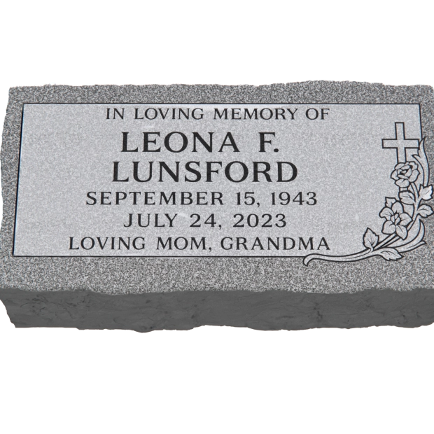 1101088 - Granitdenkmal mit Kreuz und Rosenmotiv